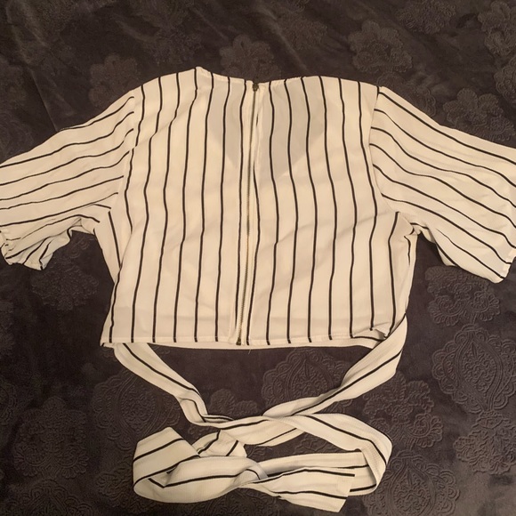 Cropped stripped blouse with tie - Picture 2 of 2